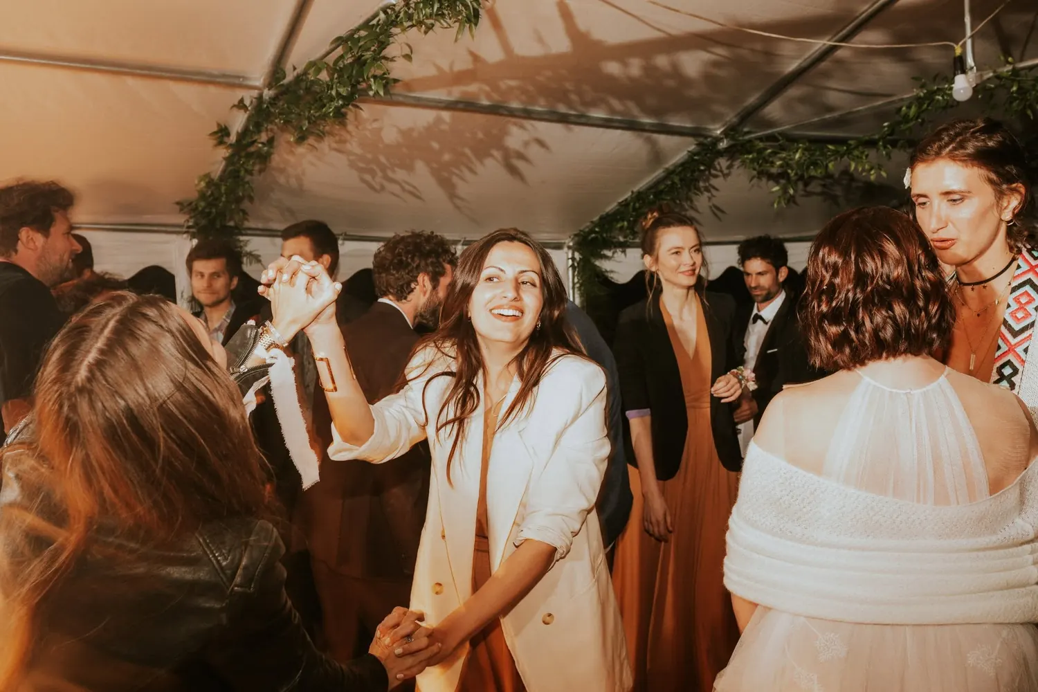 Wieczorny parkiet pod namiotem weselnym
